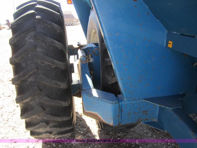 image for item 3398 1991 Kinze 840 row crop grain cart