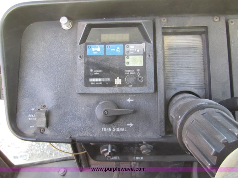 image for item 3430 1981 International 5288 tractor