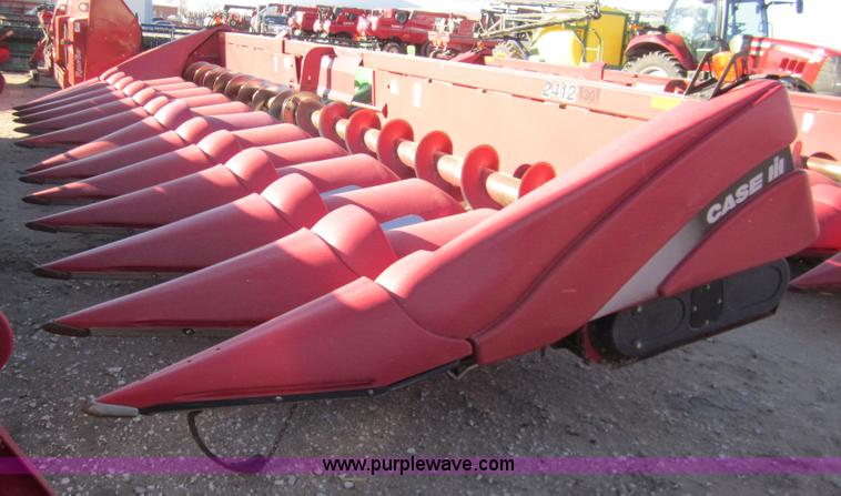 image for item 3439 2004 Case 2412 12 row corn head