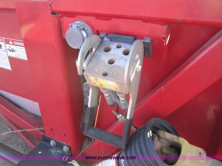 image for item 3439 2004 Case 2412 12 row corn head
