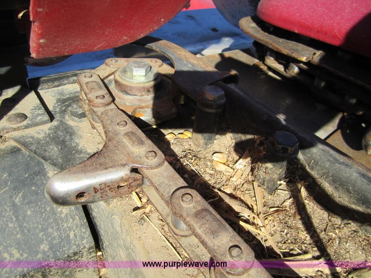 image for item 3439 2004 Case 2412 12 row corn head