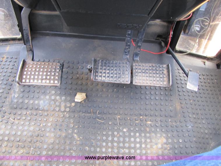 image for item 3448 1987 Case IH 885XL tractor with loader