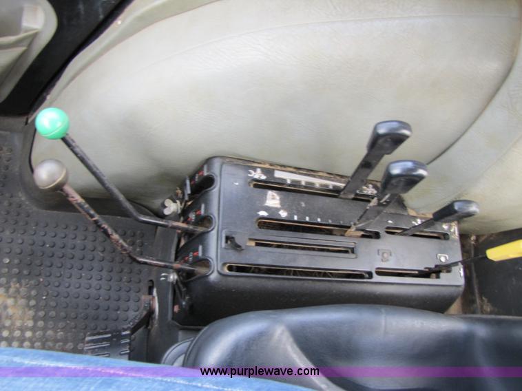 image for item 3448 1987 Case IH 885XL tractor with loader