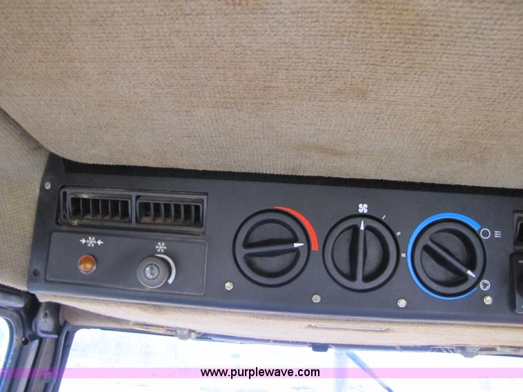 image for item 3448 1987 Case IH 885XL tractor with loader