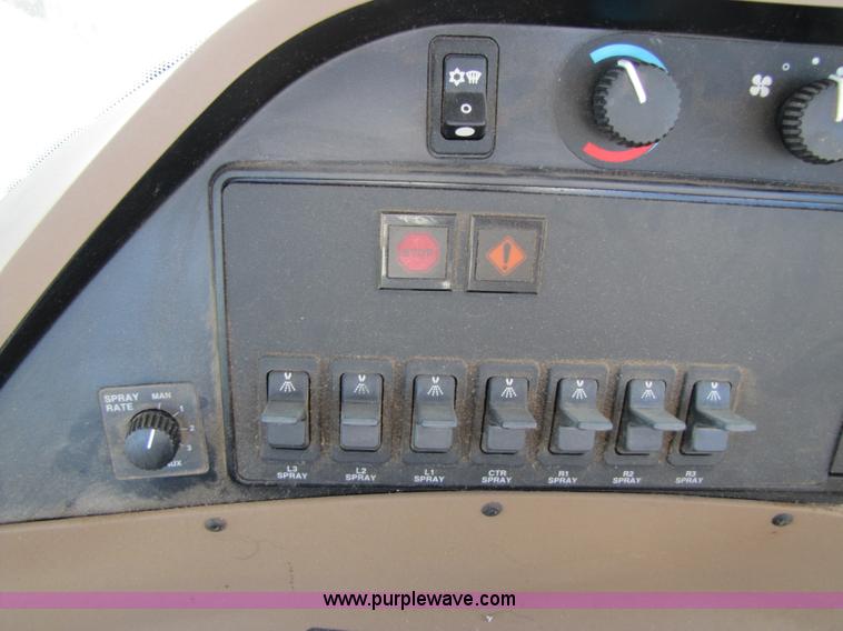 image for item 3451 2005 John Deere 4920 self propelled 120' sprayer