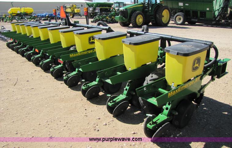 image for item 3453 2008 John Deere 1710 MaxEmerge XP vertical fold no-till planter