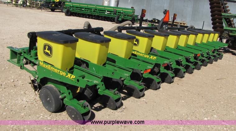 image for item 3453 2008 John Deere 1710 MaxEmerge XP vertical fold no-till planter