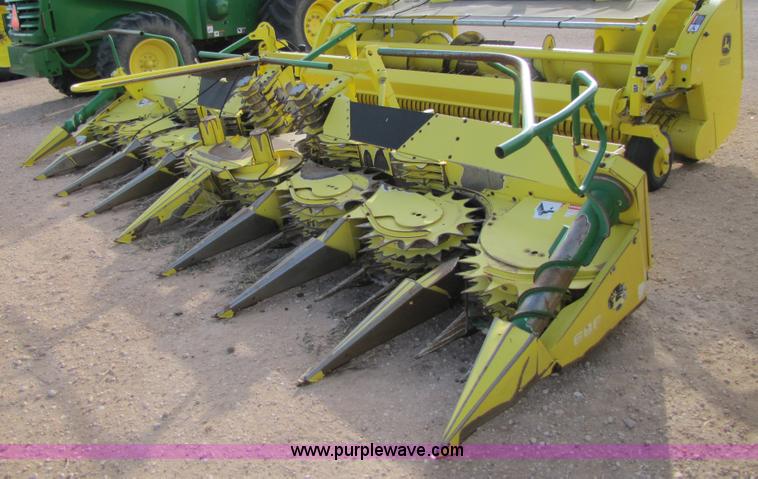 image for item 3475 2004 John Deere 688 rotary forage head