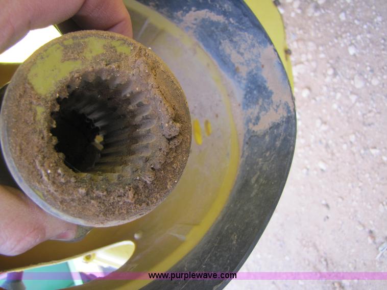 image for item 3475 2004 John Deere 688 rotary forage head