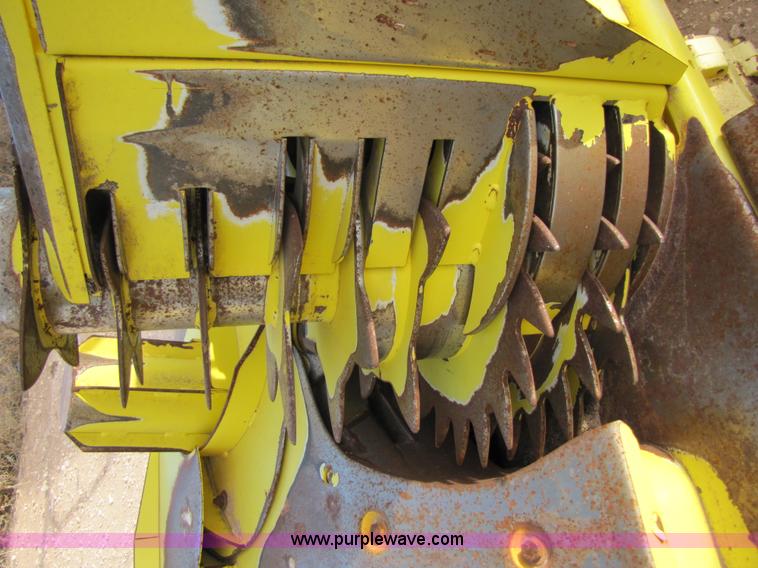 image for item 3475 2004 John Deere 688 rotary forage head