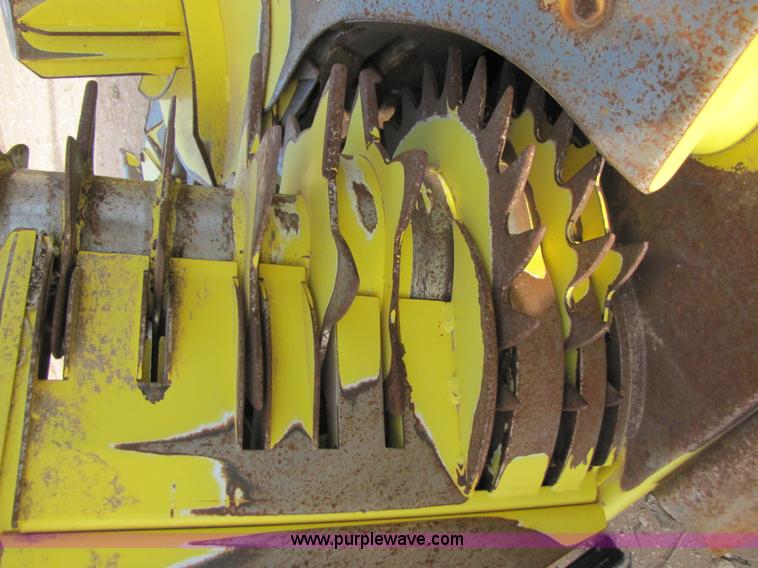 image for item 3475 2004 John Deere 688 rotary forage head