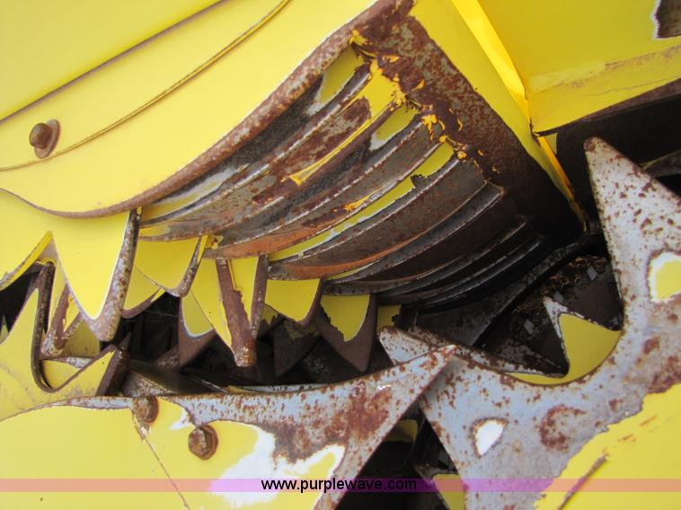 image for item 3475 2004 John Deere 688 rotary forage head