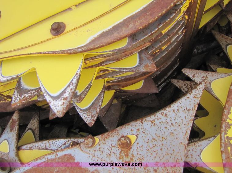 image for item 3475 2004 John Deere 688 rotary forage head