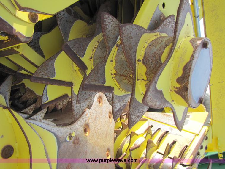 image for item 3475 2004 John Deere 688 rotary forage head