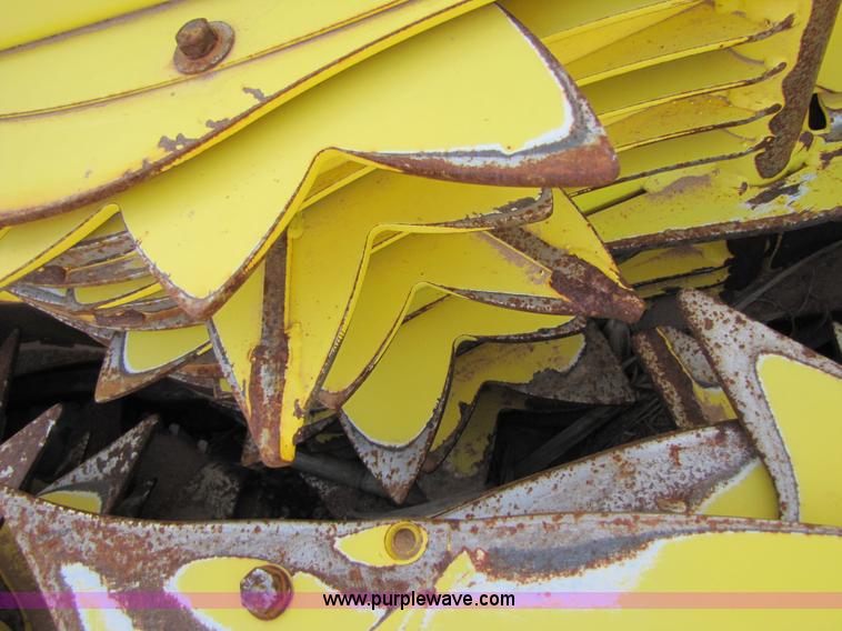 image for item 3475 2004 John Deere 688 rotary forage head