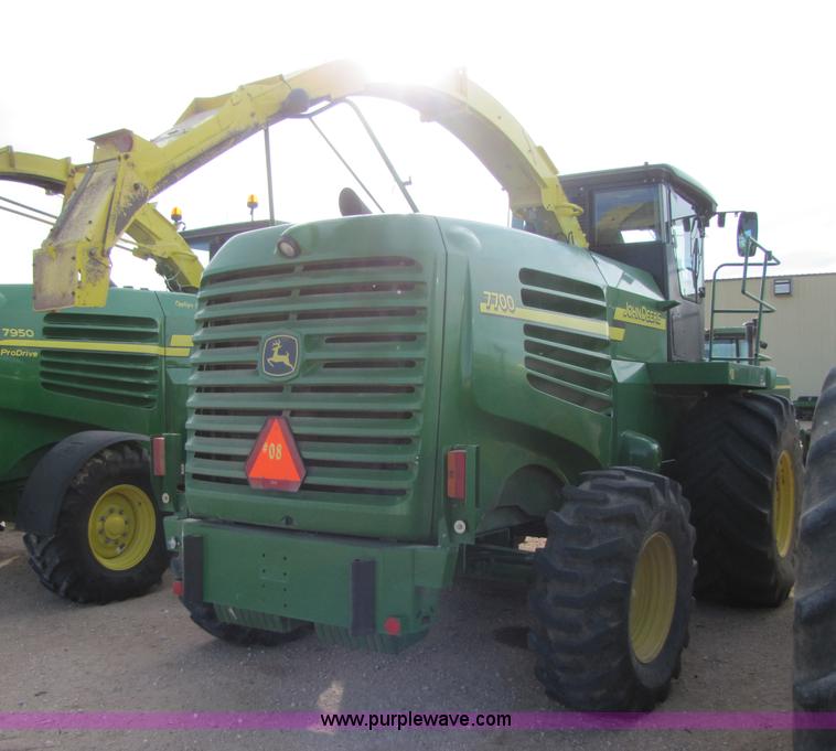 image for item 3476 2006 John Deere 7700 forage harvester