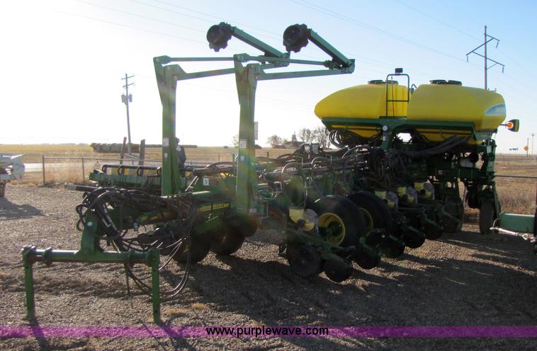 image for item 3480 2005 John Deere 1770 planter