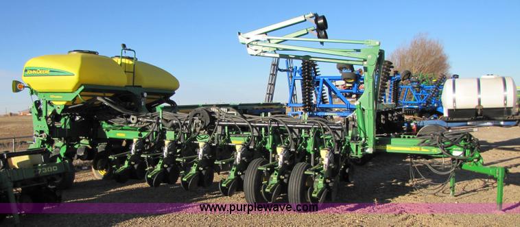 image for item 3480 2005 John Deere 1770 planter