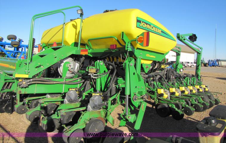 image for item 3480 2005 John Deere 1770 planter