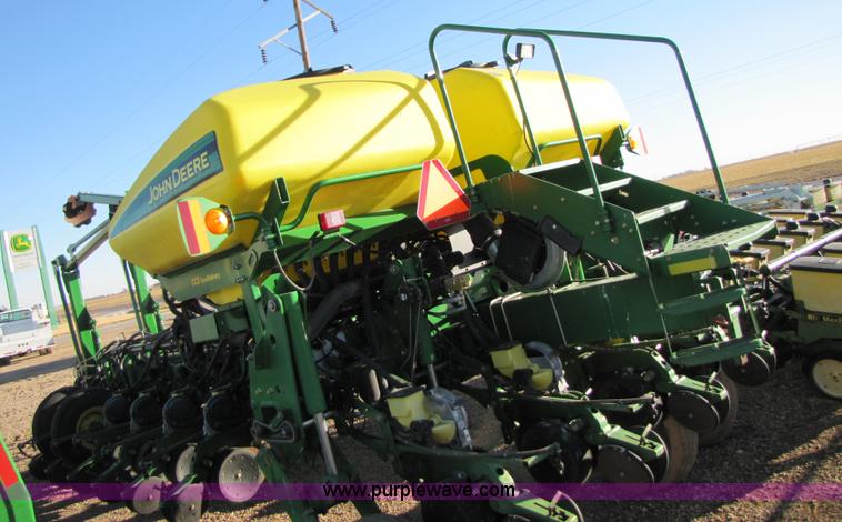 image for item 3480 2005 John Deere 1770 planter