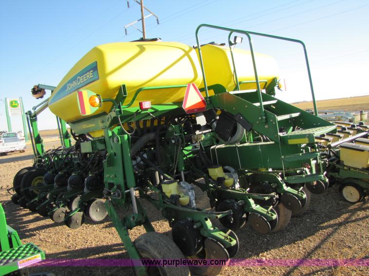 image for item 3480 2005 John Deere 1770 planter