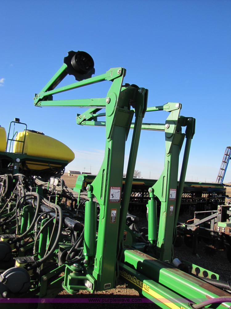 image for item 3480 2005 John Deere 1770 planter