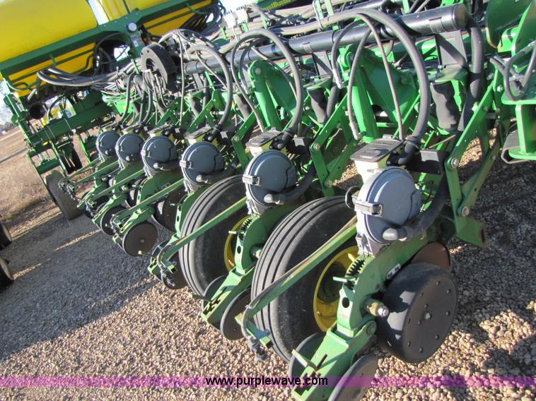 image for item 3480 2005 John Deere 1770 planter