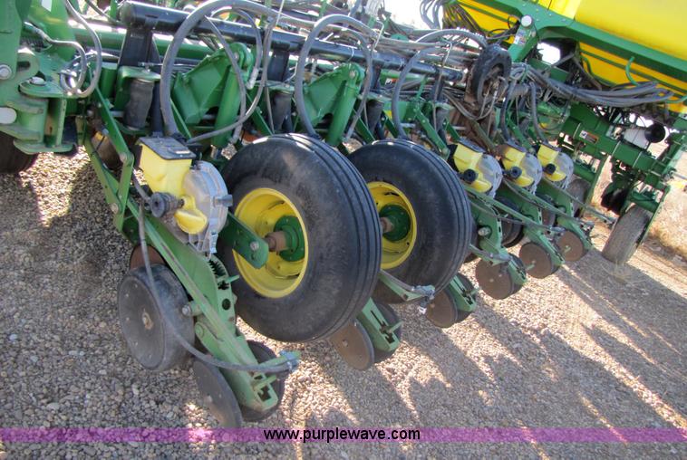 image for item 3480 2005 John Deere 1770 planter