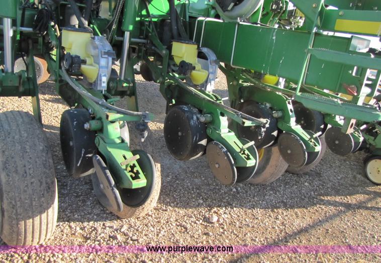 image for item 3480 2005 John Deere 1770 planter