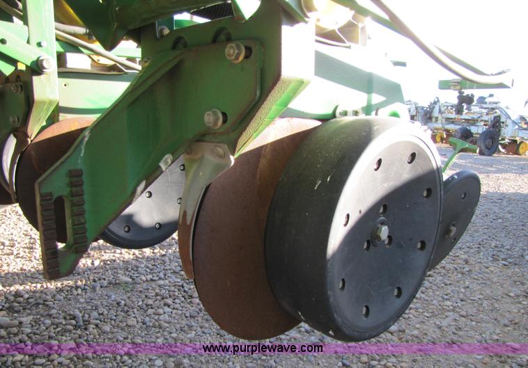 image for item 3480 2005 John Deere 1770 planter