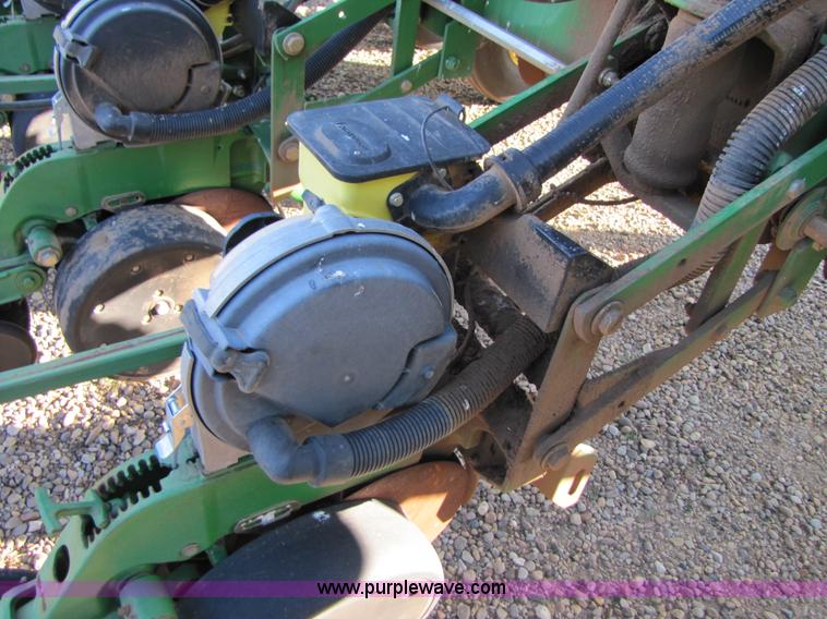 image for item 3480 2005 John Deere 1770 planter