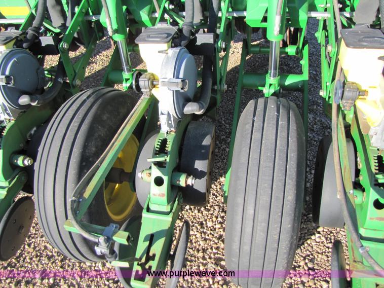 image for item 3480 2005 John Deere 1770 planter