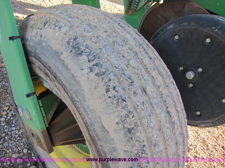 image for item 3480 2005 John Deere 1770 planter