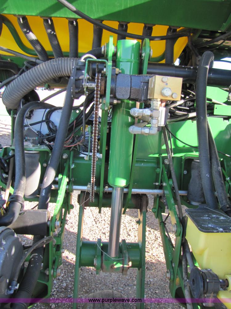 image for item 3480 2005 John Deere 1770 planter