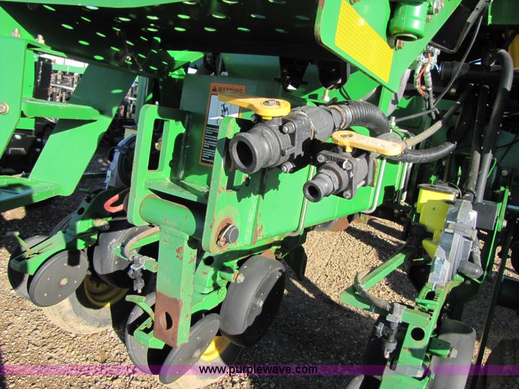 image for item 3480 2005 John Deere 1770 planter