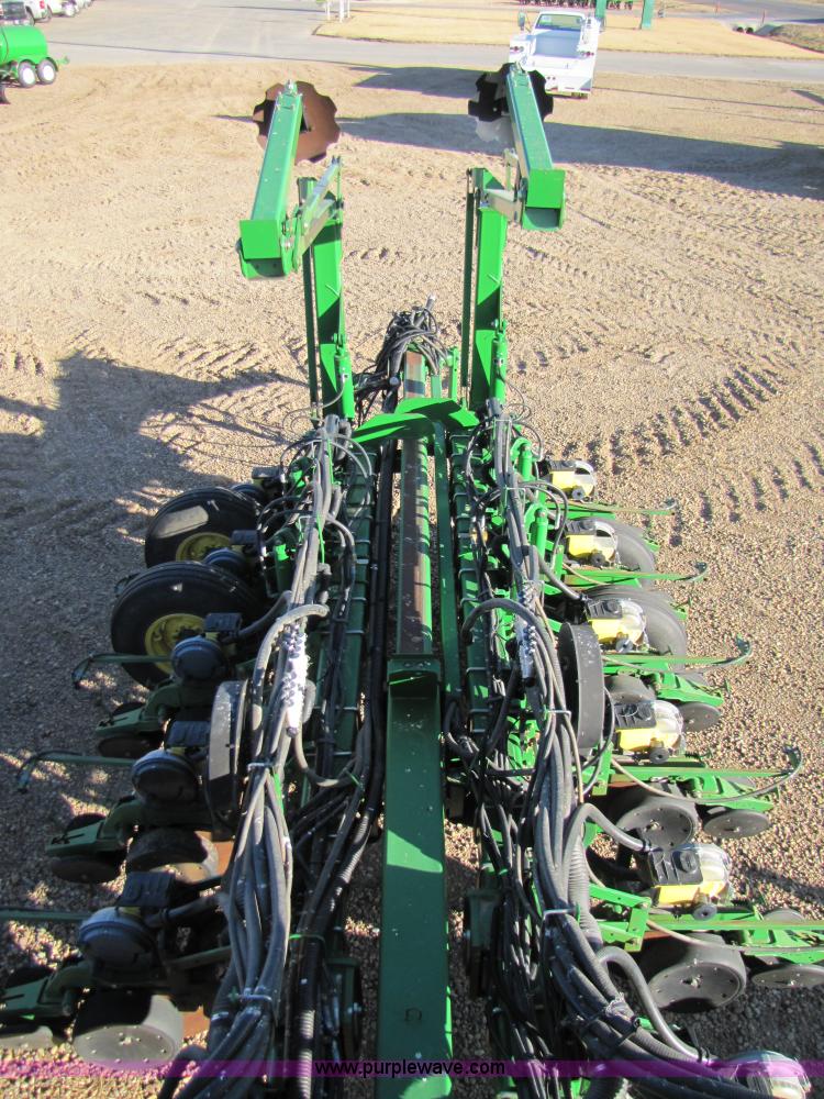 image for item 3480 2005 John Deere 1770 planter