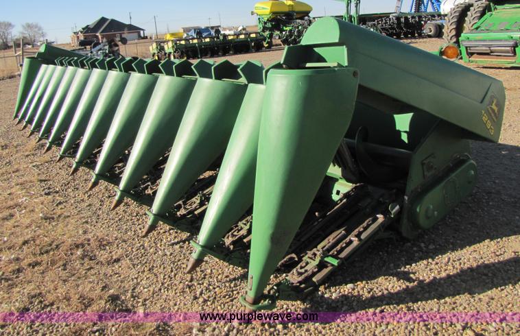 image for item 3484 1997 John Deere 1293 corn head