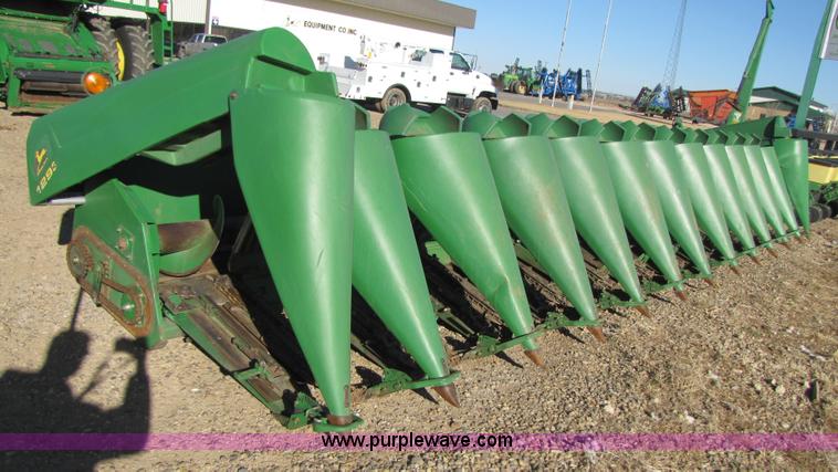 image for item 3484 1997 John Deere 1293 corn head
