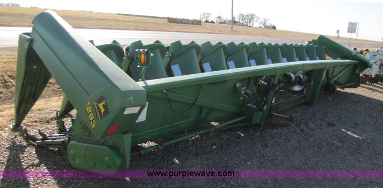 image for item 3484 1997 John Deere 1293 corn head