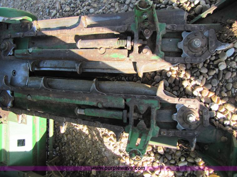 image for item 3484 1997 John Deere 1293 corn head