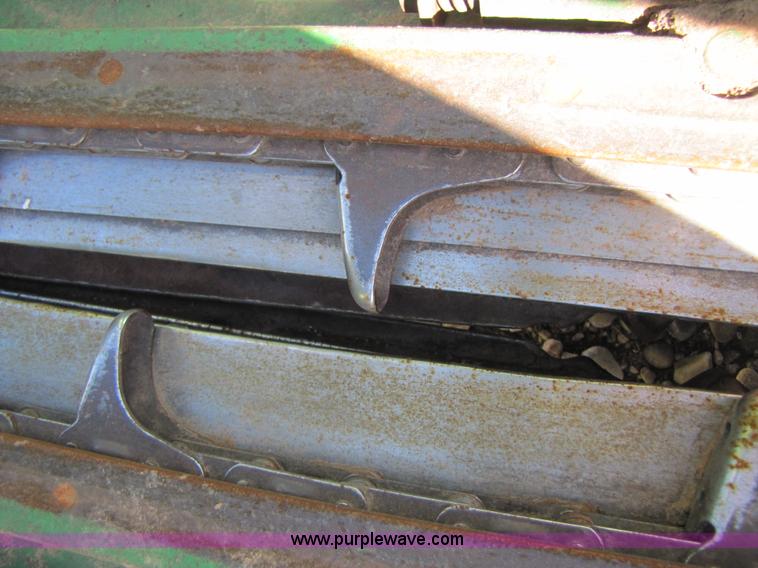 image for item 3484 1997 John Deere 1293 corn head