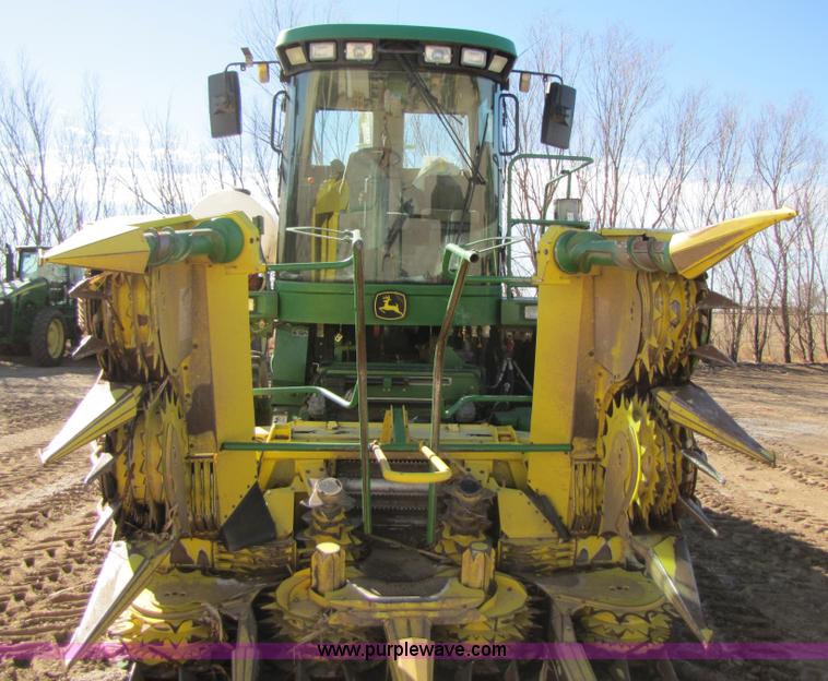 image for item 3489 2002 John Deere 7500 forage harvester
