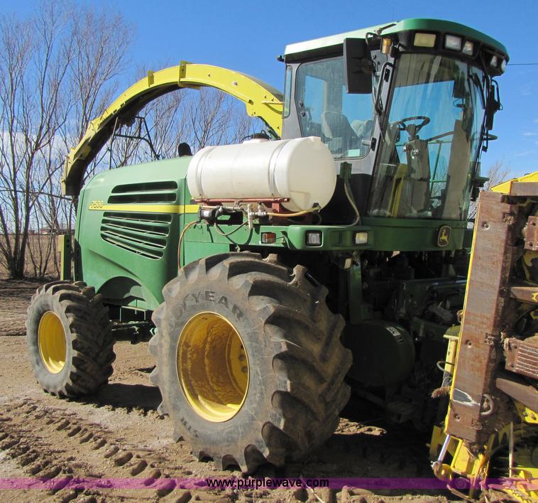 image for item 3489 2002 John Deere 7500 forage harvester