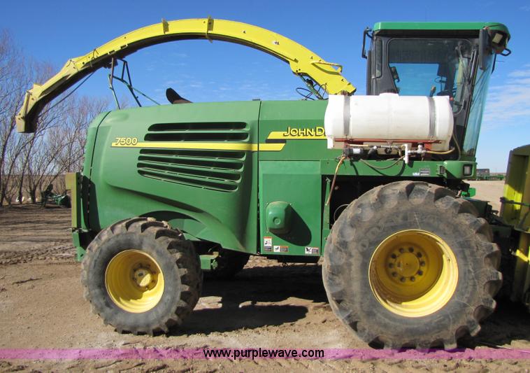 image for item 3489 2002 John Deere 7500 forage harvester