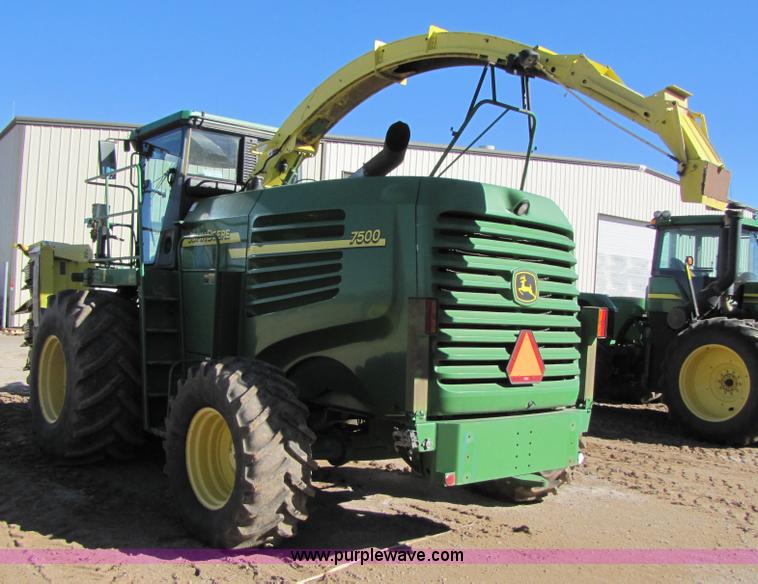 image for item 3489 2002 John Deere 7500 forage harvester