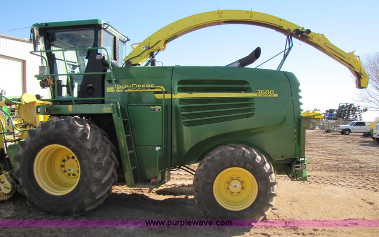 image for item 3489 2002 John Deere 7500 forage harvester