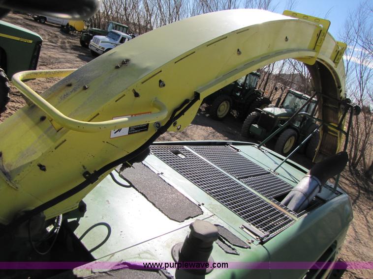 image for item 3489 2002 John Deere 7500 forage harvester