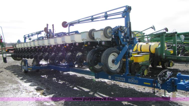 image for item 5194 2006 Kinze 3600 16/31 split row planter