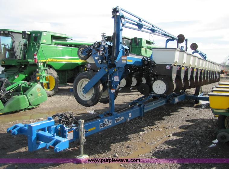 image for item 5194 2006 Kinze 3600 16/31 split row planter