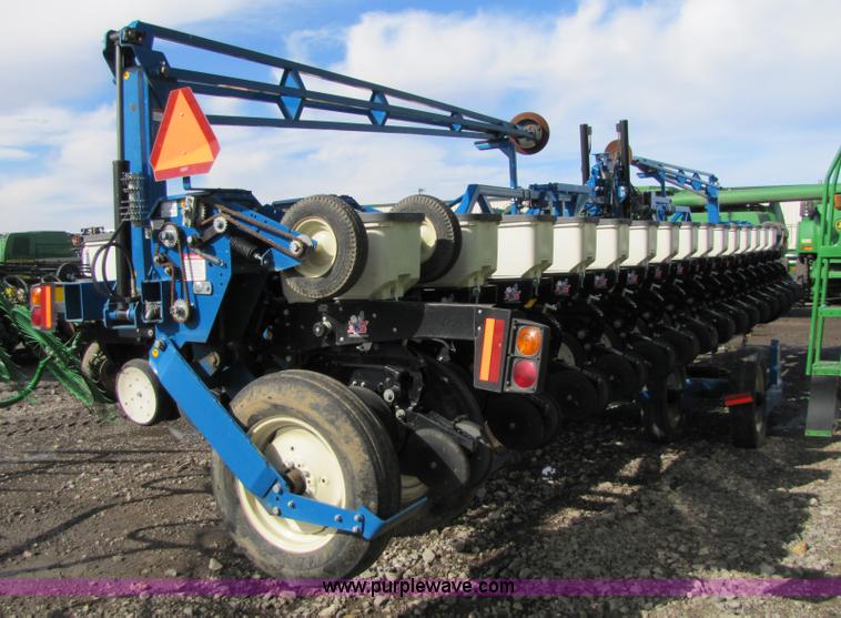 image for item 5194 2006 Kinze 3600 16/31 split row planter